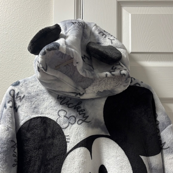 Mickey Mouse Kids Snuggie - Gray and Black - Picture 5 of 10